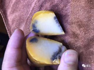 和田玉籽料:皮色的深浅好坏=人民币的厚度多少