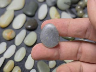 4.6克黄皮散墨青花籽料.适合打孔配绳一颗和田玉籽料的钥匙扣小吊坠
