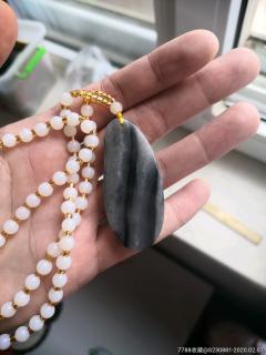 和田玉青花籽料一线天吊牌