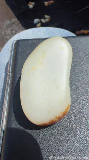 新疆和田玉籽料原石,37.8克,真皮真色,完整一口气