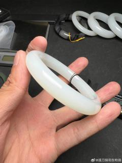 一口糖白玉手镯