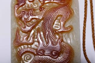 珍藏:和田籽料原皮祥云龙纹诗文牌 长5.6cm 宽3.6厚1.1cm 重50.3g 此