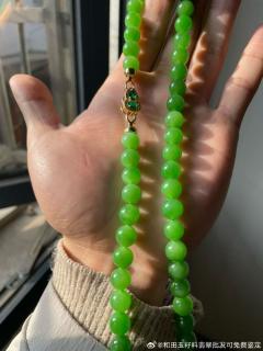 和田玉碧玉 10毫米的苹果绿项链,项链色泽温润如初春嫩芽,透着灵动的