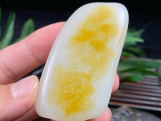 93克. 和田玉顶级籽料原石 小手把/大挂件