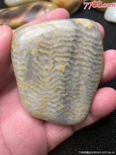 和田玉籽料蟒皮青花原石把件