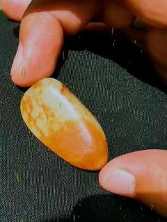 15.7克,聚红皮老熟白玉,和田玉挂件包金超美