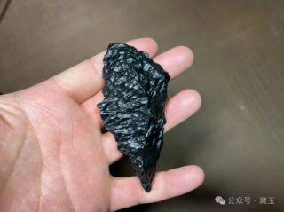 和田玉黑色系里少见的珍品,墨玉只能排第三!
