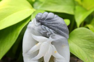 和田玉青花籽料 俏雕 祝福 把件 a001017