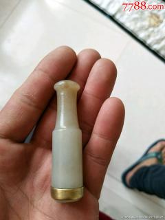 清代和田玉带皮烟嘴,长6.2厘米,品相如图,玉质温润油性大,包老包真